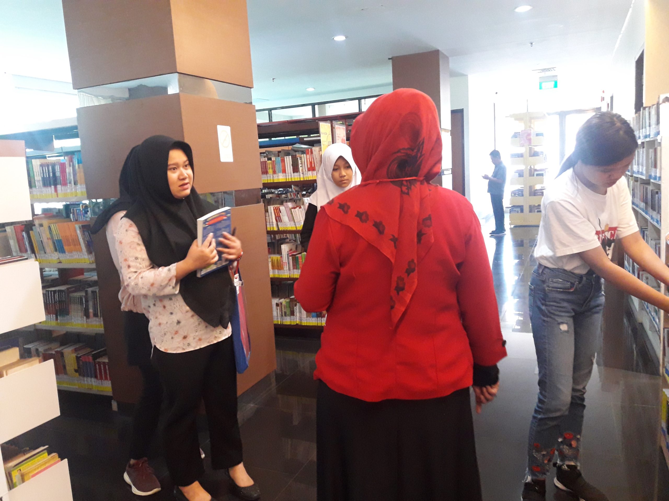 Outing Class Ke perpustakaan siswa homeschooling milenial unggul