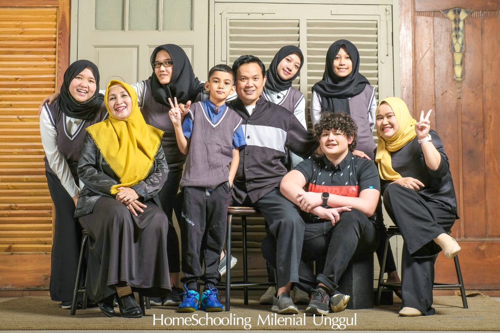 Foto bersama siswa homeschooling milenial unggul salah satu homeschooling bandung